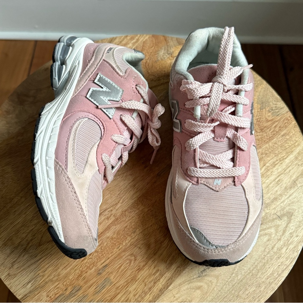 New Balance 2002R Girls Pink/Grey/White Sneakers Sz: 3